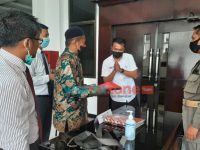 Foto: Cakades Nidhomudin didampingi Kuasa Hukumnya saat memberikan surat di depan ruangan Bupati Jember Hendy Siswanto, Rabu (15/12/2021).