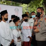 Foto: Wakapolda Jatim Brigjen Pol. Drs. Slamet Hadi Supraptoyo, saat menghadiri vaksinasi serentak di Desa Sobih, Kecamatan Burneh, Kabupaten Bangkalan.