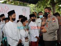 Foto: Wakapolda Jatim Brigjen Pol. Drs. Slamet Hadi Supraptoyo, saat menghadiri vaksinasi serentak di Desa Sobih, Kecamatan Burneh, Kabupaten Bangkalan.