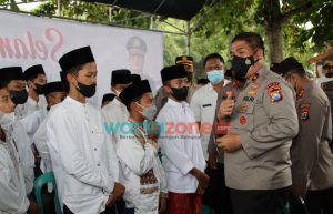 Tinjau Vaksin Serentak di Bangkalan, Wakapolda Jatim Beri Motivasi Warga dan Santri