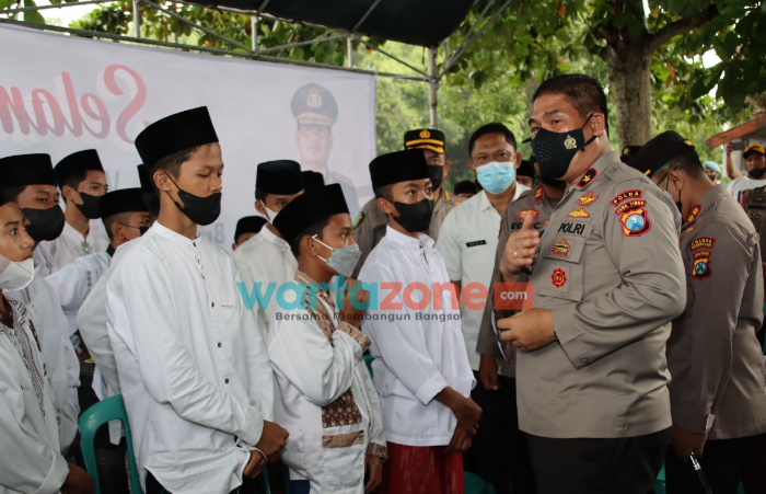 Foto: Wakapolda Jatim Brigjen Pol. Drs. Slamet Hadi Supraptoyo, saat menghadiri vaksinasi serentak di Desa Sobih, Kecamatan Burneh, Kabupaten Bangkalan.