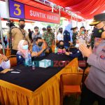 Foto: Kapolri Jenderal Listyo Sigit Prabowo meninjau kegiatan vaksinasi massal yang digelar di seluruh Indonesia.