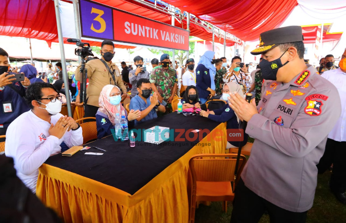 Foto: Kapolri Jenderal Listyo Sigit Prabowo meninjau kegiatan vaksinasi massal yang digelar di seluruh Indonesia.