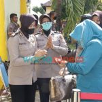 Foto: Para Polwan Polres Sumenep, memeriksa tamu undangan sebelum masuk ke Pendopo Agung Keraton Sumenep saat pelantikan Kepala Desa.