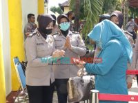 Foto: Para Polwan Polres Sumenep, memeriksa tamu undangan sebelum masuk ke Pendopo Agung Keraton Sumenep saat pelantikan Kepala Desa.