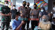 Foto: Kapolres Pamekasan, AKBP Rogib Triyanto, saat meninjau vaksinasi serentak di kediaman Kades Pagendingan, Kecamatan Galis, Kabupaten Pamekasan.