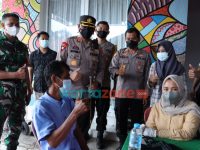 Foto: Kapolres Pamekasan, AKBP Rogib Triyanto, saat meninjau vaksinasi serentak di kediaman Kades Pagendingan, Kecamatan Galis, Kabupaten Pamekasan.