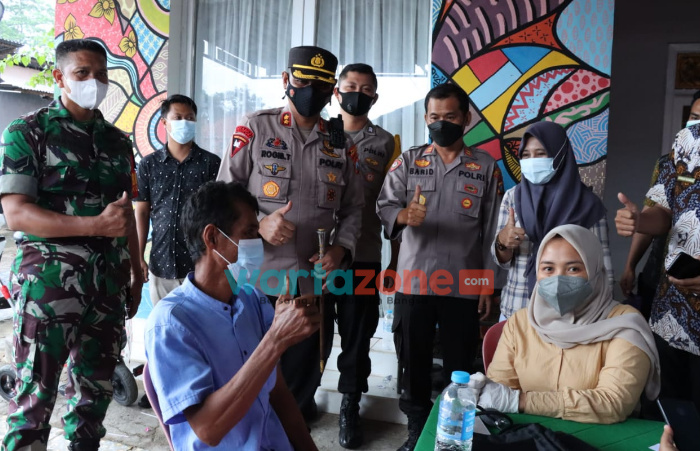 Foto: Kapolres Pamekasan, AKBP Rogib Triyanto, saat meninjau vaksinasi serentak di kediaman Kades Pagendingan, Kecamatan Galis, Kabupaten Pamekasan.