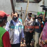Foto: Bupati Jember Hendy Siswanto saat meninjau lokasi terdampak gempa di Kecamatan Ambulu, Kamis (16/12/2021).