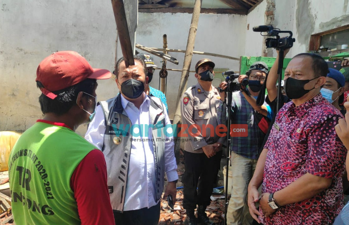 Foto: Bupati Jember Hendy Siswanto saat meninjau lokasi terdampak gempa di Kecamatan Ambulu, Kamis (16/12/2021).