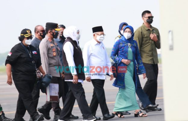 Foto: Wakil Presiden RI KH Ma’ruf Amin bersama Forkopimda Jawa Timur melakukan zoom meeting dengan Forkopimda kabupaten Lumajang.