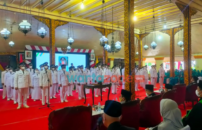 Foto: Sejumlah kepala desa terpilih saat mengikuti proses pelantikan di Pendopo Agung Keraton Sumenep.