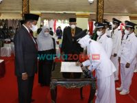 Foto: Bupati Sumenep, Achmad Fauzi saat memimpin prosesi pelantikan di Pendopo Agung Keraton Sumenep.