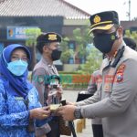 Foto: Kapolresta Sidoarjo Kombes Pol. Kusumo Wahyu Bintoro, saat memberikan penghargaan kepada 119 anggotanya yang berprestasi.