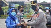 Foto: Kapolresta Sidoarjo Kombes Pol. Kusumo Wahyu Bintoro, saat memberikan penghargaan kepada 119 anggotanya yang berprestasi.