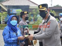 Foto: Kapolresta Sidoarjo Kombes Pol. Kusumo Wahyu Bintoro, saat memberikan penghargaan kepada 119 anggotanya yang berprestasi.