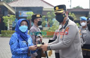 Kapolresta Sidoarjo Beri Penghargaan Anggota Polri, TNI dan Masyarakat Berprestasi