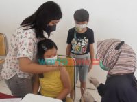 Foto: Pelaksanaan vaksinasi Covid-19 untuk anak usia 6-11 tahun di Kota Blitar, Jumat (17/12/2021).
