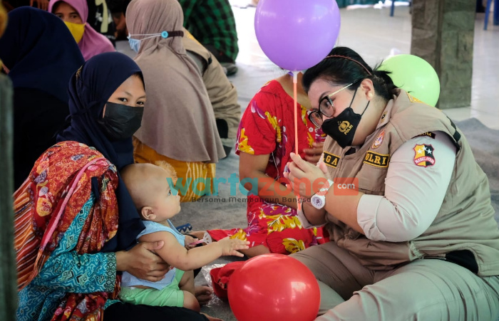 Foto: Personil Biro SDM Mabes Polri memberikan dukungan psikososial terhadap warga terdampak awan panas guguran (APG) Gunung Semeru Kabupaten Lumajang.