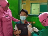 Foto: Polres Sampang saat menggelar vaksinasi Covid-19 di SMP Negeri 2 Torjun.