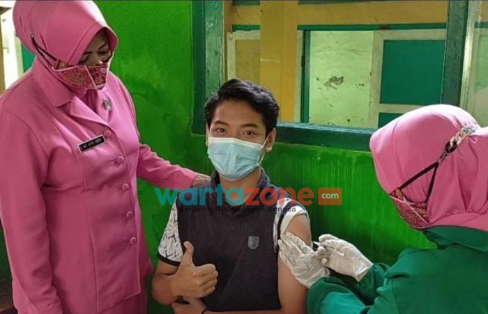 Foto: Polres Sampang saat menggelar vaksinasi Covid-19 di SMP Negeri 2 Torjun.
