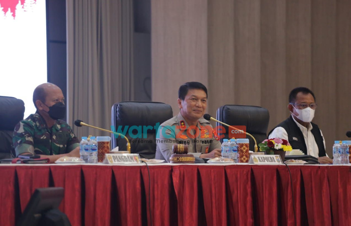 Foto: Kapolda Jawa Timur Irjen Pol Nico Afinta saat memimpin rapat koordinasi Operasi Lilin Semeru 2021 dalam pengamanan Natal dan Tahun Baru (Nataru) 2021-2022.