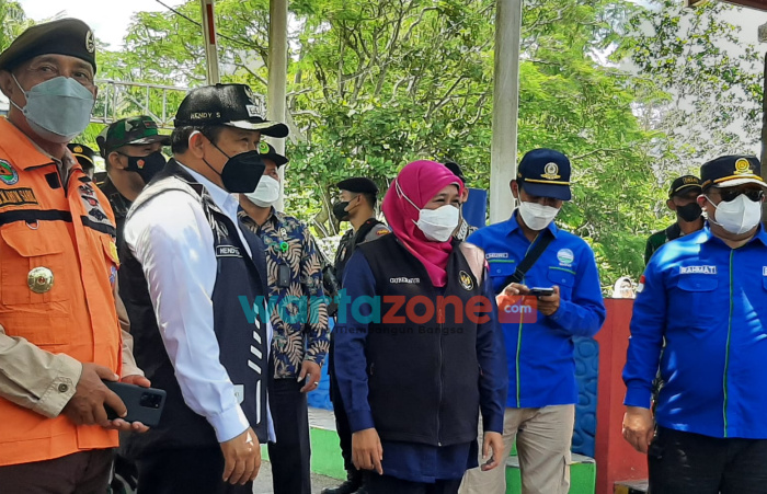 Foto: Gubernur Jatim Khofifah Indar Parawansa didampingi Bupati Jember Hendy Siswanto, serta BMKG Pusat Rahmat Triyono, saat meninjau lokasi terdampak gempa di wilayah pesisir pantai Watu Ulo, Kecamatan Ambulu.