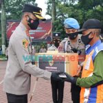 Foto: Kapolres Malang AKBP Bagoes Wibisono memberikan penghargaan kepada penjaga perlintasan kereta api (KA), di Jalan Kuncoro, Desa Sambigede, Kecamatan Sumberpucung, Kabupaten Malang.