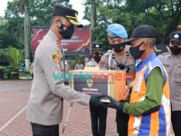 Foto: Kapolres Malang AKBP Bagoes Wibisono memberikan penghargaan kepada penjaga perlintasan kereta api (KA), di Jalan Kuncoro, Desa Sambigede, Kecamatan Sumberpucung, Kabupaten Malang.