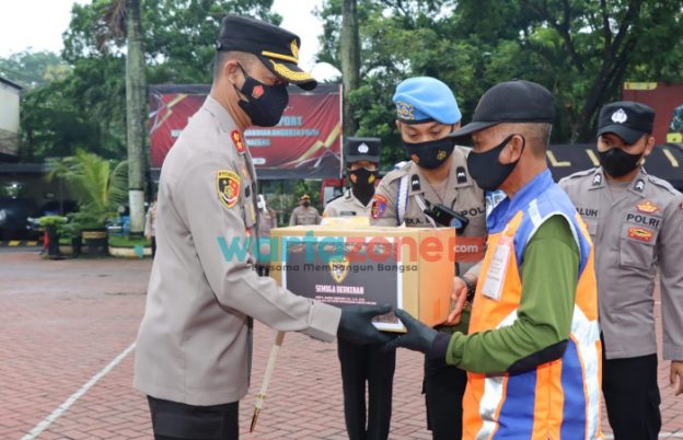 Foto: Kapolres Malang AKBP Bagoes Wibisono memberikan penghargaan kepada penjaga perlintasan kereta api (KA), di Jalan Kuncoro, Desa Sambigede, Kecamatan Sumberpucung, Kabupaten Malang.
