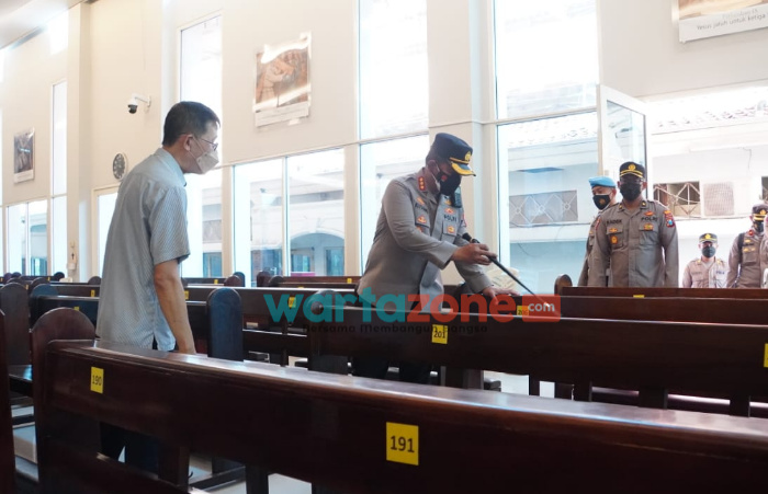 Foto: Kapolresta Sidoarjo Kombes Pol. Kusumo Wahyu Bintoro turun langsung mengecek keamanan dan penerapan protokol kesehatan gereja.