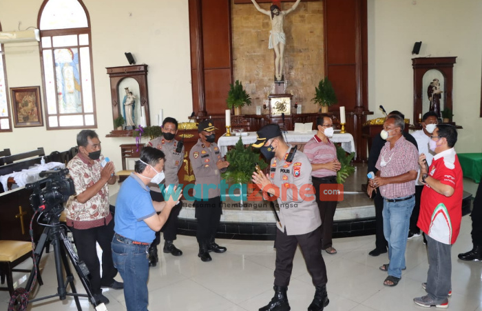 Foto: Kapolres Pasuruan Kota AKBP Raden Muhammad Jauhari, melaksanakan pengecekan di 12 Gereja dalam rangka pengamanan perayaan Natal dan tahun Baru 2022.