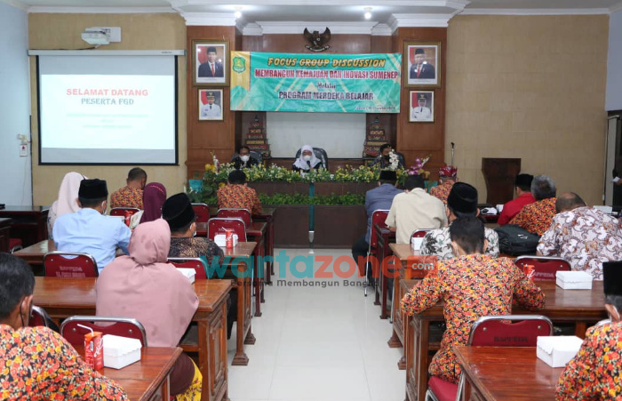 Foto: Wakil Bupati Sumenep Dewi Khalifah saat membuka FGD Membangun kemajuan dan inovasi daerah melalui program merdeka belajar kampus merdeka, di aula potre koneng Bappeda Sumenep, Selasa (07/12/2021).