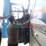 Foto: Kapolres Mojokerto AKBP Apip Ginanjar melaksanakan pengecekan Pos Pengaman yang dipersiapkan pada saat Natal dan Tahun Baru 2022 di Terminal Kertajaya Mojokerto.