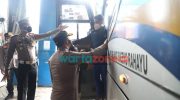 Foto: Kapolres Mojokerto AKBP Apip Ginanjar melaksanakan pengecekan Pos Pengaman yang dipersiapkan pada saat Natal dan Tahun Baru 2022 di Terminal Kertajaya Mojokerto.