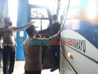 Foto: Kapolres Mojokerto AKBP Apip Ginanjar melaksanakan pengecekan Pos Pengaman yang dipersiapkan pada saat Natal dan Tahun Baru 2022 di Terminal Kertajaya Mojokerto.