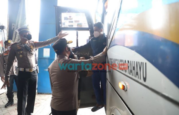 Foto: Kapolres Mojokerto AKBP Apip Ginanjar melaksanakan pengecekan Pos Pengaman yang dipersiapkan pada saat Natal dan Tahun Baru 2022 di Terminal Kertajaya Mojokerto.