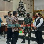 Foto: Bupati Jember Hendy Siswanto dan Jajaran Forkopimda, Serta TNI-Polri saat melakukan pengecekan di Pelnap PGDi Ekklesia Jember, Selasa (21/12/2021) sore.