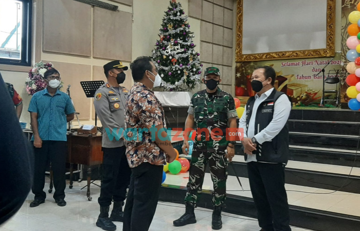 Foto: Bupati Jember Hendy Siswanto dan Jajaran Forkopimda, Serta TNI-Polri saat melakukan pengecekan di Pelnap PGDi Ekklesia Jember, Selasa (21/12/2021) sore.