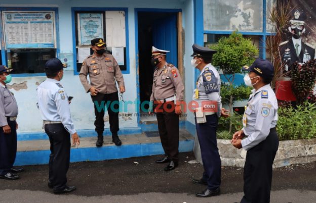 Foto: Kapolres Bondowoso AKBP Herman Priyanto mendatangi terminal, antisipasi lonjakan penumpang mau pun pendatang dari luar kota.