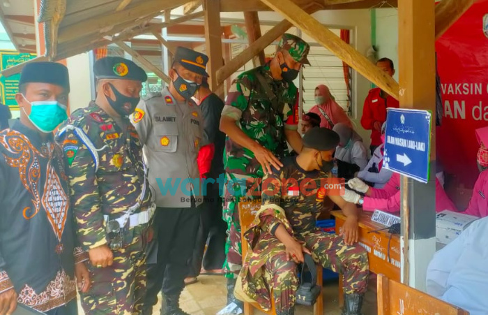 Foto: Ponpes Miftahul Ulum Karang Durin, Kecamatan Karang penang, Sampang, menggelar vaksinasi saat mengadakan haul akbar masyayikh dan pengajian pemuda bersholawat yang dihadiri ribuan alumni dan jamaah Majelis At-Taufiq.