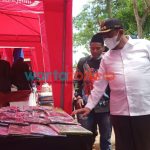 Foto : Bupati Sumenep Achmad Fauzi menyempatkan diri meninjau stand hasil produk wirausaha muda, sebelum meresmikan Rumah Produksi Wirausaha Muda Tahun 2021 di Kecamatan Gapura.