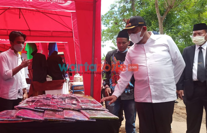 Foto : Bupati Sumenep Achmad Fauzi menyempatkan diri meninjau stand hasil produk wirausaha muda, sebelum meresmikan Rumah Produksi Wirausaha Muda Tahun 2021 di Kecamatan Gapura.