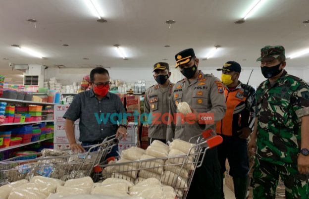 Foto: Kapolres Probolinggo AKBP Teuku Arsya Khadafi meninjau kesiapan penerapan protokol kesehatan (prokes) jelang libur natal 2021 dan tahun baru 2022.