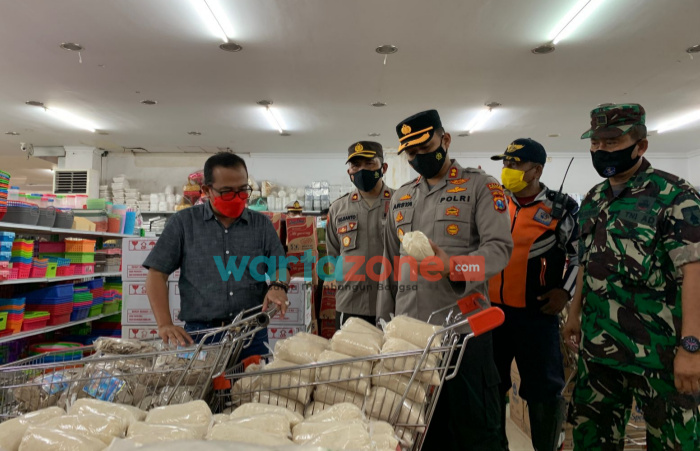 Foto: Kapolres Probolinggo AKBP Teuku Arsya Khadafi meninjau kesiapan penerapan protokol kesehatan (prokes) jelang libur natal 2021 dan tahun baru 2022.