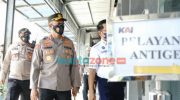 Foto: Kapolrestabes Surabaya Kombes Pol A. Yusep Gunawan melakukan pengecekan penerapan Protokol Kesehatan yang sudah terintegrasi di stasiun di Surabaya.