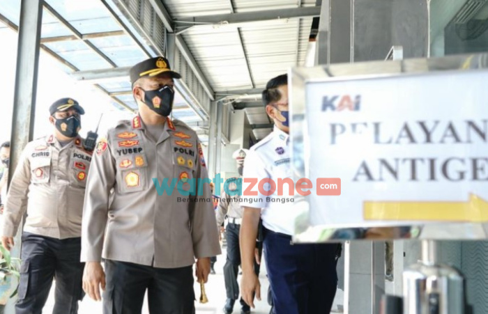 Foto: Kapolrestabes Surabaya Kombes Pol A. Yusep Gunawan melakukan pengecekan penerapan Protokol Kesehatan yang sudah terintegrasi di stasiun di Surabaya.