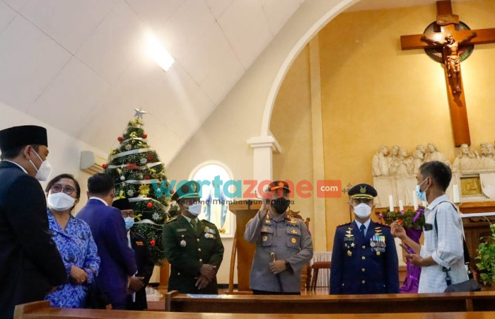 Foto: Kapolres Jombang, AKBP Moh Nurhidayat bersama unsur forkopimda meninjau Stasiun Kereta Api (KA) dan Gereja untuk mengecek situasi Kamtibmas dan penerapan protokol kesehatan.