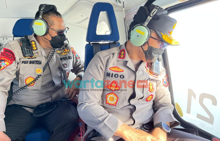 Foto: Kapolda Jatim melakukan patroli pengecekan jalur lalu lintas menjelang Natal dan Tahun Baru 2022 melalui pantauan udara.