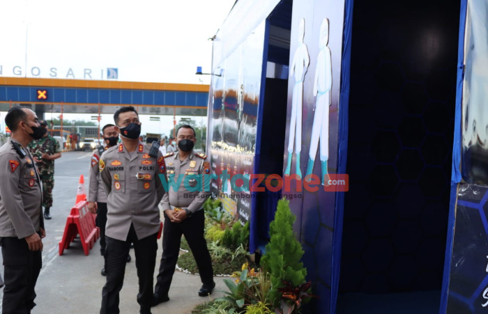 Foto: Kapolres Malang AKBP Bagoes Wibisono melakukan pengecekan di beberapa Pos Pengamanan dan Pos Pelayanan.